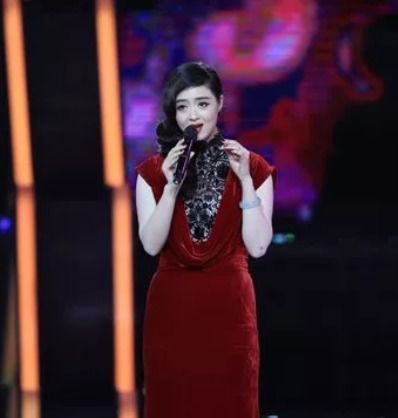 蒋欣春晚惊艳亮相，美丽如画