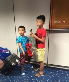 母子机场错失航班，大闹机场声言影响考公